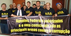 Um grupo de aproximadamente 50 agentes, papiloscopistas e escrivães da Polícia Federal comparece...